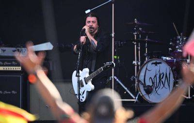 Foo Fighters’ Dave Grohl brings out daughter Violet to perform ‘Show Me How’ at Glastonbury 2023 - www.nme.com