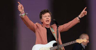 Glastonbury fans say 'it wasn't on our bingo card' as Rick Astley performs 'iconic' cover - www.manchestereveningnews.co.uk