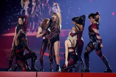 Taylor Swift Asks Concert Audience Not To Mess With The Subject Of Her ‘Dear John’ Song - deadline.com - USA