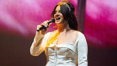Lana Del Rey Sings 'Video Games' After Glastonbury Set Cut Short Due to Late Arrival - www.etonline.com - Brazil - city Rio De Janeiro, Brazil