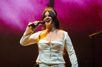 Lana Del Rey Sings ‘Video Games’ After Glastonbury Set Cut Short Due To Late Arrival - etcanada.com - Brazil - city Rio De Janeiro, Brazil
