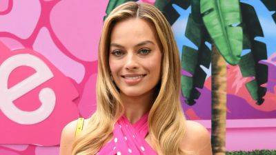 Margot Robbie Is the Only One Who Got the ‘Barbie’ Memo at the Cast's L.A. Photocall - www.glamour.com - Beverly Hills
