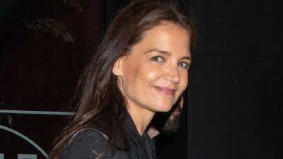 Katie Holmes Wore Every Fashion Editor’s Favorite Flat - www.glamour.com - Britain - New York