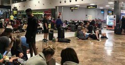 'Chaos' as passengers stuck on 'greenhouse' plane before being stranded for hours in airport on return to Manchester - www.manchestereveningnews.co.uk - Manchester