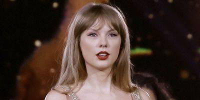 Taylor Swift Accidentally Swallows a Bug During Her Chicago 'Eras' Show - www.justjared.com - Illinois