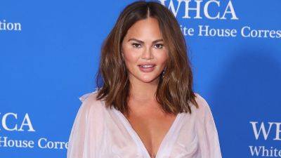 Chrissy Teigen Explains 'Insane' DNA Test Mishap That Left Her Convinced She Had an Identical Twin Sister - www.etonline.com