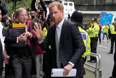 Prince Harry Gets Choked Up, Talks Finding Tracker On Ex Chelsy Davy’s Car & Says He Launched Phone Hacking Case For Meghan Markle - etcanada.com - France