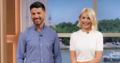 Holly Willoughby giggles in unguarded This Morning moment as she thinks she's off camera - www.ok.co.uk