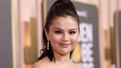 Selena Gomez Announces 'I'm Single!' While Watching a Soccer Game - www.etonline.com - New York