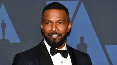 Jamie Foxx Waves From Aboard A Boat In First Public Appearance Since Hospitalization - deadline.com - Chicago