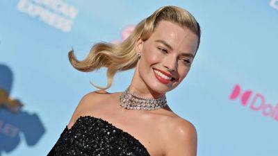 Margot Robbie's Latest Replica Barbie Dress Is Her Best Look of the Press Tour - www.glamour.com - county Hall - Los Angeles, county Hall