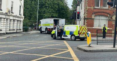 Police say 'suspicious package' found outside Jobcentre was 'not viable' - www.manchestereveningnews.co.uk - Manchester