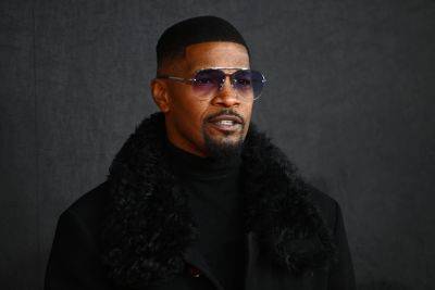 Jamie Foxx Seen Helping A Woman In Chicago After Hospitalization - etcanada.com - Chicago