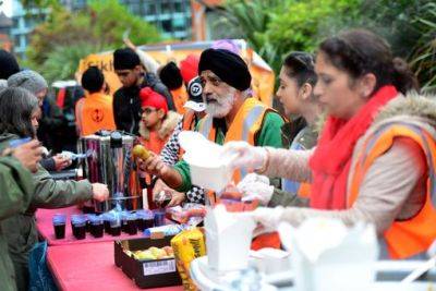 What is Langar week? Sikhs hand out free vegetarian food at Gurdwaras and temples - www.manchestereveningnews.co.uk - Britain