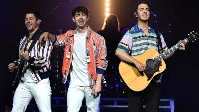 Joe Jonas Says He Accidentally Pooped in His White Pants on Stage - www.etonline.com