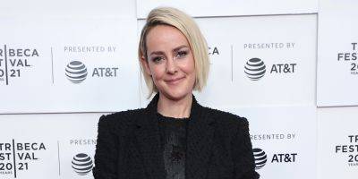 Jena Malone Faces Her 'Number One Fear' & Makes Stand-Up Comedy Debut - www.justjared.com