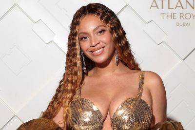 Beyoncé Steals Spotlight In Form-Fitting Orange Dress Alongside Blue Ivy At Jay-Z’s HOV Exhibition Launch - etcanada.com