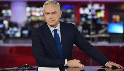 BBC Presenter Huw Edwards Being Advised By Former Tabloid Editor Over Sex Pictures Allegations - deadline.com - Britain