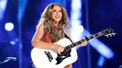 Carly Pearce falls on stage, pokes fun at herself with video on social media - www.foxnews.com - state Iowa