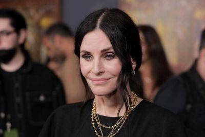 Courteney Cox Shares Shocked Reaction To Viral Aging Face Filter In Hilarious TikTok - etcanada.com
