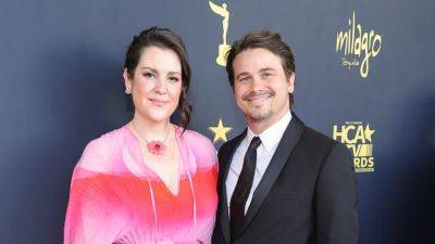 Melanie Lynskey Explains Why Husband Jason Ritter 'Re-Proposes All the Time' - www.etonline.com - Canada