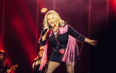 Miranda Lambert halts concert to call out fans for taking selfies - www.nme.com - Las Vegas