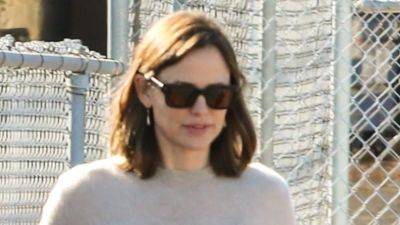 Jennifer Garner Elevates the Jeans and T-Shirt With One Luxe Switch - www.glamour.com