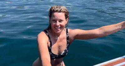 Elizabeth Banks Says Her Bikini Body Is a Result of ‘Squats’ and ‘Good Lighting’ - www.usmagazine.com - Italy - county Banks - Lake