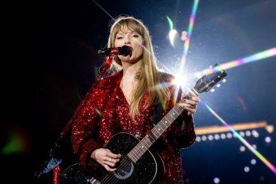 Taylor Swift Fans Create Makeshift Concert On Airplane During Post-Concert Flight Delay - etcanada.com - Los Angeles - Canada - Seattle - city Salt Lake City - Lake - Denver