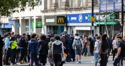 Dispersal order in place after hundreds of school kids run riot in Manchester city centre - www.manchestereveningnews.co.uk - Manchester