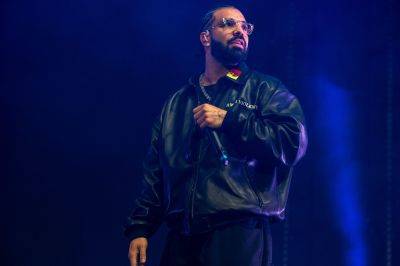 Drake Hilariously Scorches Fan Who Threw A Vape At Him Onstage: ‘You Got Some Real Life Evaluating To Do’ - etcanada.com - Jordan