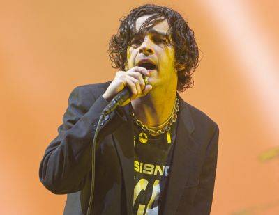 Twitter Has Thoughts After Matty Healy’s Kiss With The 1975 Bassist In Protest Of Malaysia's Anti-LGBT Laws Gets Music Festival Canceled! - perezhilton.com - Malaysia - city Kuala Lumpur