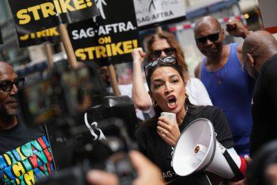 AOC Hits Picket Lines With Striking Actors & Writers In NYC: “How Many Private Jets Does David Zaslav Need?” - deadline.com - New York