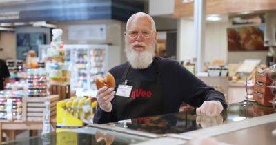 David Letterman’s Surprise Grocery Store Shift Is Giving Lana Del Rey Waitressing at Waffle House - www.usmagazine.com - Alabama - Indiana - state Iowa - city Indianapolis, state Indiana