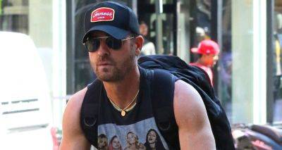 Justin Theroux Bikes Around NYC Wearing Shirt with Selena Gomez's Face On It - www.justjared.com - New York