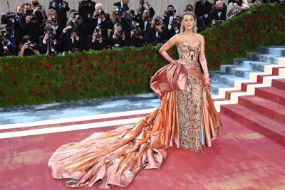 Blake Lively Hops Over Ropes At Kensington Palace Exhibit To Fix Her 2022 Met Gala Dress On Display - etcanada.com - Britain