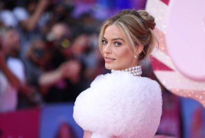 Margot Robbie Uses Sign Language With Deaf Fan In Resurfaced Video Gone Viral - etcanada.com - Australia - Britain - city Amsterdam