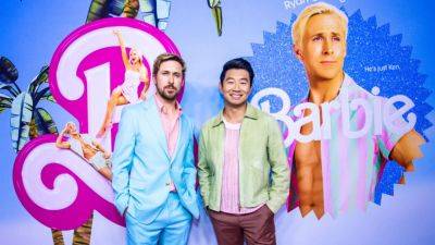 Ryan Gosling Appears to Brush Off Simu Liu During Awkward 'Barbie' Red Carpet Moment Going Viral - www.etonline.com - Los Angeles - county Hall - Canada