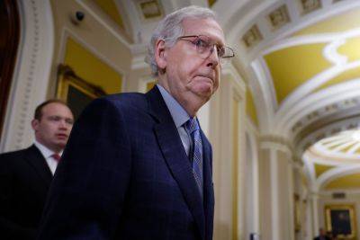 Mitch McConnell Freezes Up During Press Conference, Later Tells Reporters “I’m Fine” - deadline.com