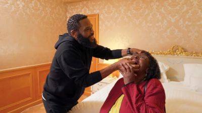 Anthony Anderson Yanks Out Mama Doris' Rotten Tooth on 'Trippin' Season Finale -- Watch! (Exclusive) - www.etonline.com - Italy