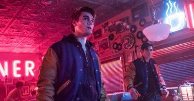 Why Fans Think ‘Riverdale’ Has Completely Lost the Plot After Archie, Reggie’s ’50s Threesome - www.usmagazine.com