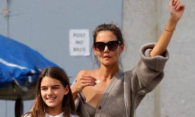 Flashback Friday: Katie Holmes hails a cab in a cashmere bra with Suri Cruise - us.hola.com - USA - New York - county Holmes