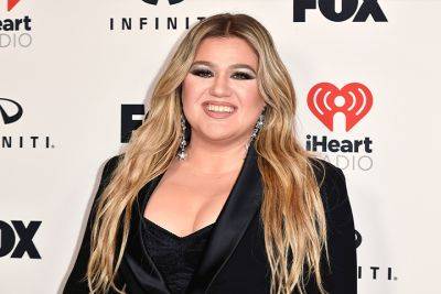 As Kelly Clarkson Kicks Off Las Vegas Residency, She Jokingly Tells Flirty Female Fan: ‘Unfortunately I Like D**ks’ - etcanada.com - Las Vegas