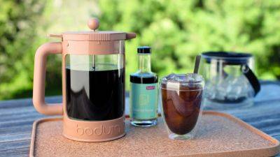 The 12 Best Cold Brew Coffee Makers to Keep Cool and Stay Fueled All Summer: Shop KitchenAid, Mueller and More - www.etonline.com - France