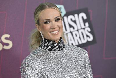 Carrie Underwood Gets Matching Tattoos With Her Mother And Sisters In Vegas - etcanada.com - Las Vegas