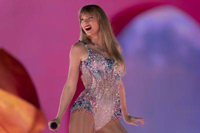 Taylor Swift Reacts To Viral Clip Of Her Sprinting Across Stage Following Show Malfunction - etcanada.com - Taylor - county Butler - county Swift - Ohio - Austin, county Swift