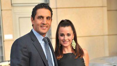 Mauricio Umansky Poses With Kyle Richards in Fourth of July Pic Amid Separation News - www.etonline.com