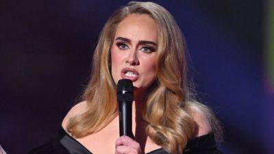 Adele warns fans 'I'll f---ing kill you' if they throw anything at her following dangerous concert trend - www.foxnews.com - Britain - New York