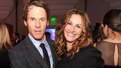 Julia Roberts Sealed 21 Years of Marriage With a Kiss - www.glamour.com