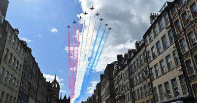 Red Arrows flypast on Edinburgh's Royal Mile as dramatic climax to King's visit to Scots capital - www.dailyrecord.co.uk - Scotland - county Ross - county Douglas - Beyond